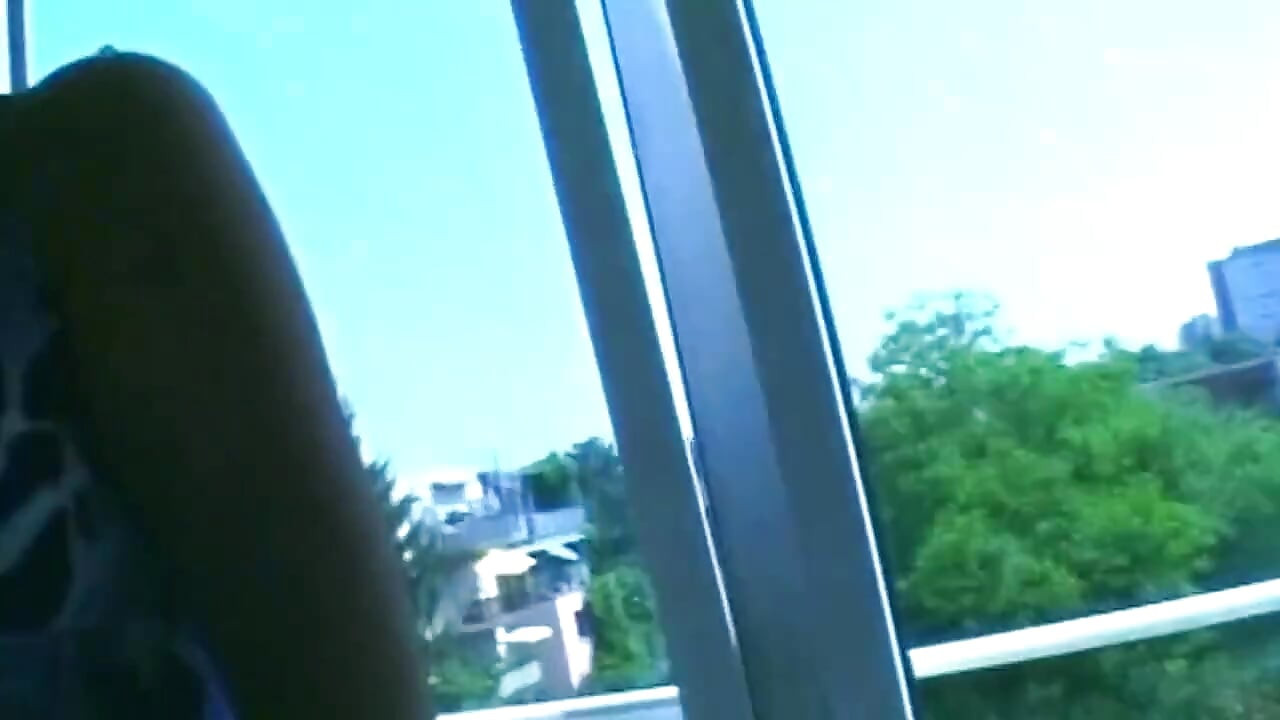 Une blonde doigte sa chatte dégoulinante sous la douche
