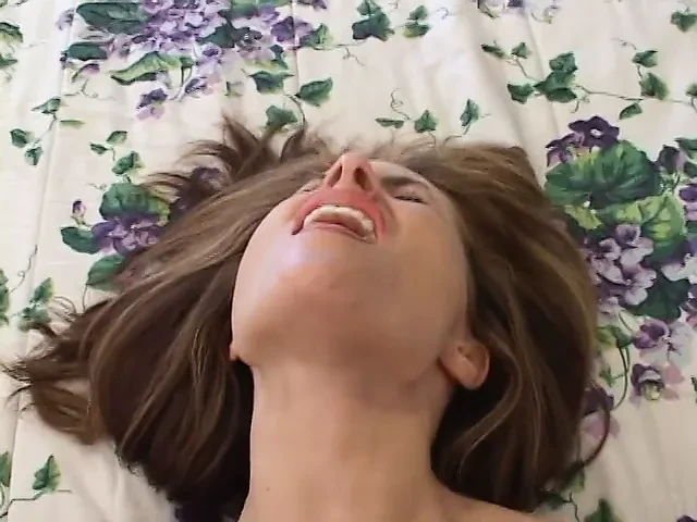 这个饥渴的熟女荡妇喜欢把一根大鸡巴放进她的嘴里