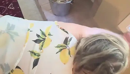 Bonemaiden si wanita dewasa lagi asik masturbasi sambil angkat roknya