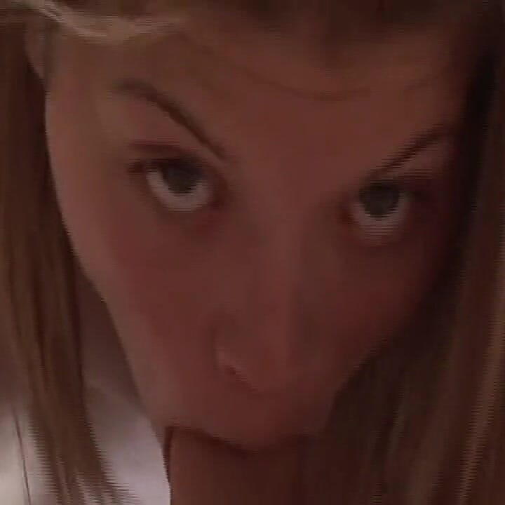Rubia milf dedos goteando coño mientras chupa palpitante polla