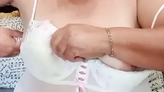 Толстушка с большими сиськами с богатыми сиськами мастурбирует