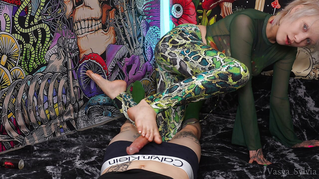 For the First Time, I Cum on the Feet of a Blonde in Leggings During a Foot-jerk!