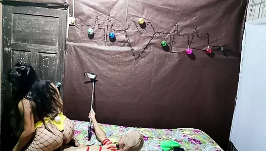 Üvey anne sakallı üvey oğlunun cüce yarağına sürtük gibi biniyor