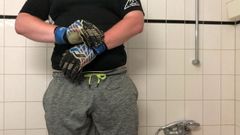 Portero gordo se masturba después de un duro entrenamiento de fútbol