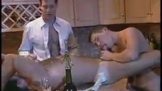 Гарячий секс утрьох на кухні