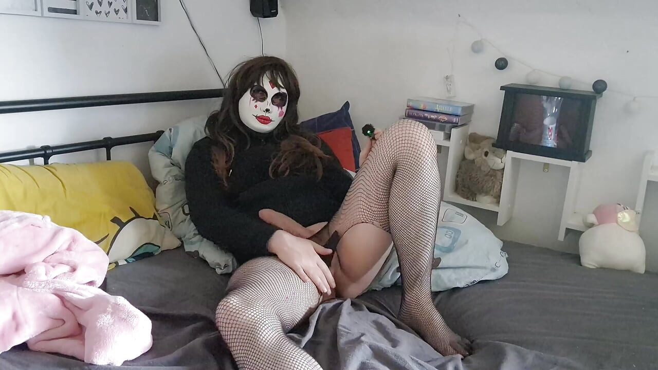 Gotisk transe onanerer i sengen - Full load orgasme