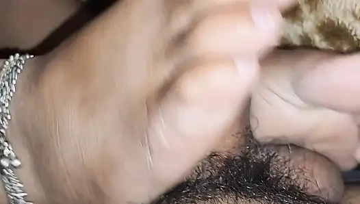 Stiefmutter spielt mit meinem harten schwanz