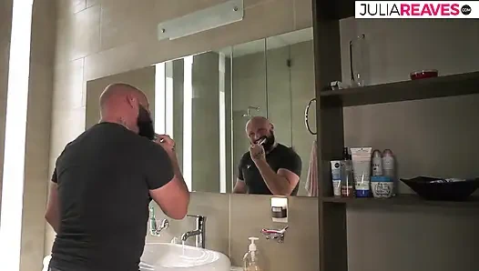 hottie lutscht sperma von schwanz nach einer harten fahrt im badezimmer