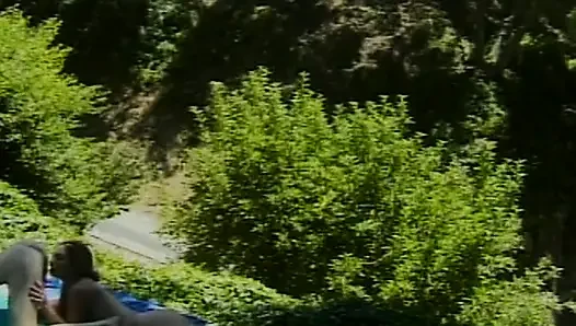 İnce kızlar açık havada ateşli lezbiyen eğlencesi yapıyor