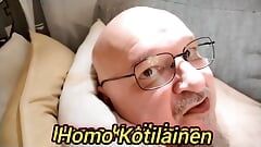 Homo Kotilainen Cock está trancado com cintas de couro e gozando.