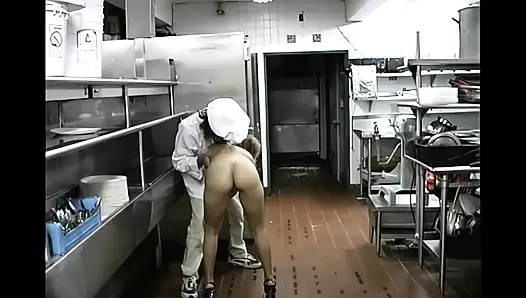 Eine wunderschöne Schlampe, die vom Koch gefickt wurde