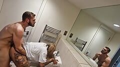 Tabbyanne - 在浴室里被狠操并被内射。肮脏的健身房熟女在地板上流出精液。Bradford Slut