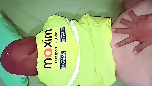 Ojol cewek berhijab mendapat bonus ekstra dari castamer gofood-full video bokep indonesia viral