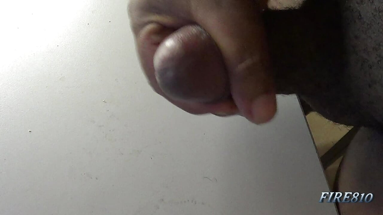 Pogledajte kako ovaj crni kurac razbija ogroman i kremast orah na stolu