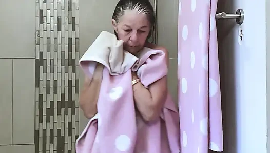 Amelie bei der dusche beobachten