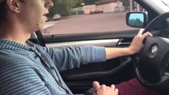 Забавный приятель снимает порцию спермы во время вождения