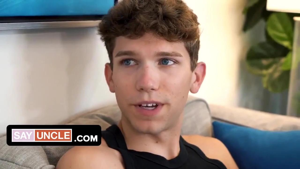 Twink göt deliğini mahvetmesine izin vererek sapık üvey babasına elveda diyor
