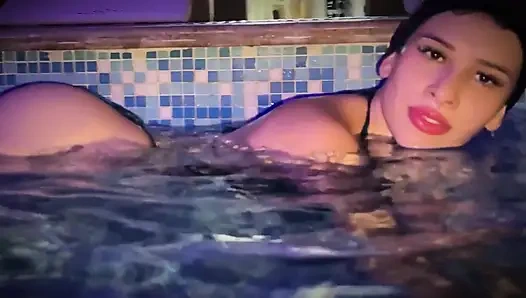 Я Трахаю Подругу Сводной Сестры В Бассейне, Пока Она Идёт Выпить