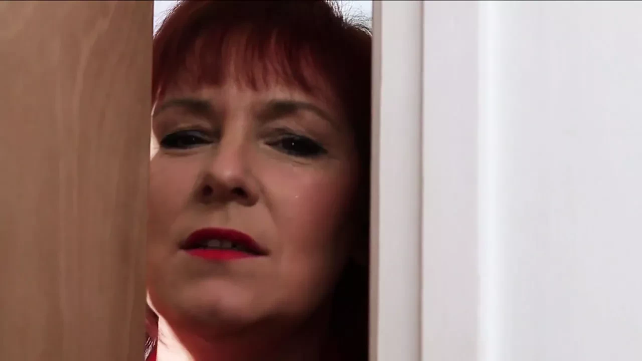 teyze yardımcı olmaya çalışıyor