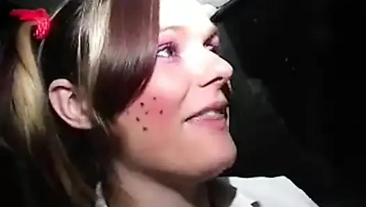 Школьня занимается публичным сексом