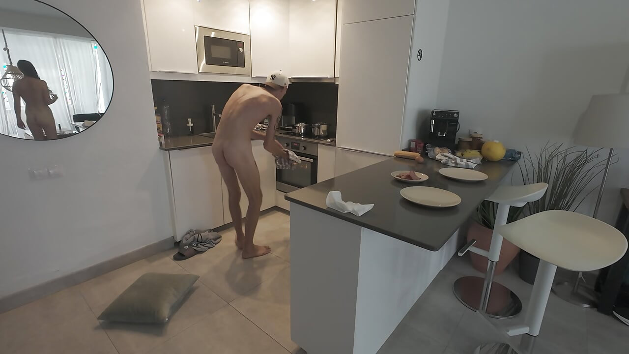 No podía esperar a su desayuno, así que demandó al chef que le dé salchichas ahora mismo