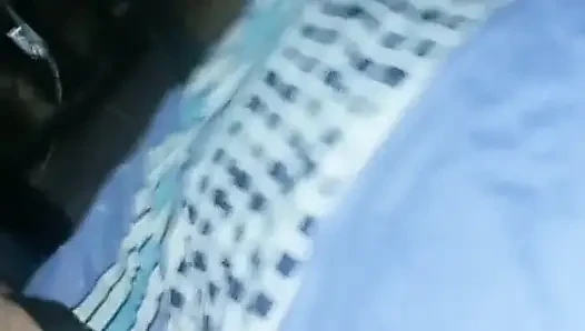 Hizmetçi azdı, ben de kıyafetlerini çıkardım ve sikimi içine soktum