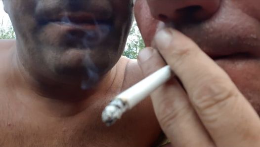 Compartiendo un cigarrillo