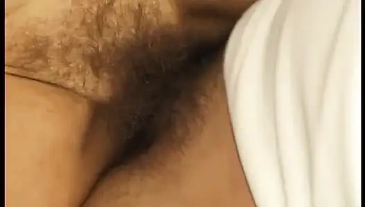 Bestrumpfte oma bekommt ihre haarige muschi mit dildo gefickt und von jungem fella gefickt