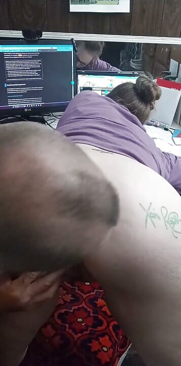 Dedo y lame mi culo mientras hago la tarea!