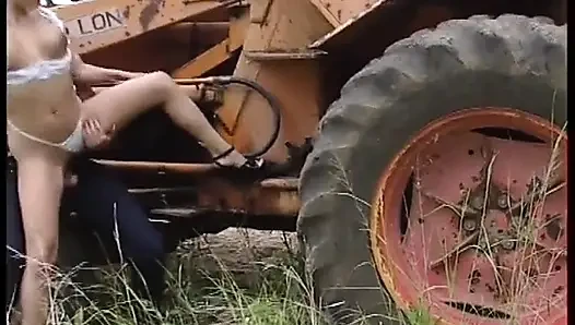 Cewek seksi rambut pirang lagi asik nyepong kontol dan di-fingering di luar ruangan