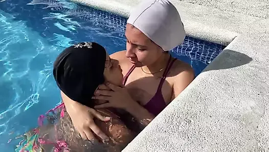 I invite my girlfriend to the pool and we fuck in the bathroom