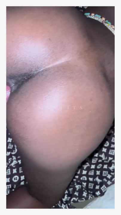 Felejthetetlen pillanat a "Skinny Ebony Girl Takes Deep Doggy Style" című filmből