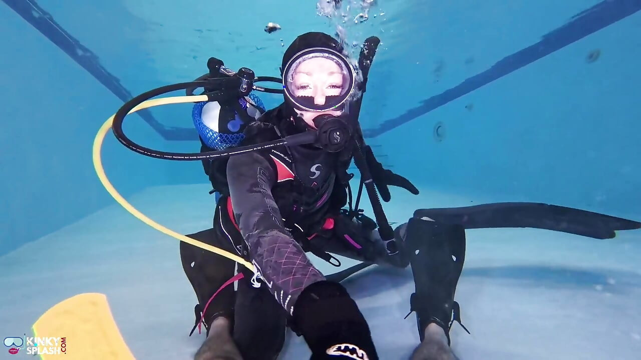 Pelatihan budak scuba bawah air - didominasi dengan rantai & wetsuit edging