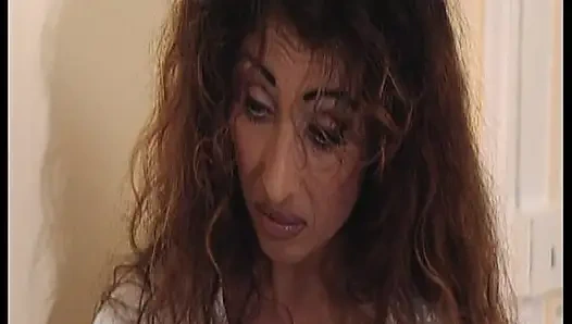 Esmer Alman orta yaşlı seksi ev hanımı anal seks yapıyor ve sikiliyor