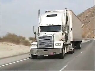 Người lái xe tải trưởng thành nóng