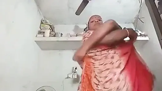 Tamil wife takes nude selfie for boy – follow on instagram heart0999