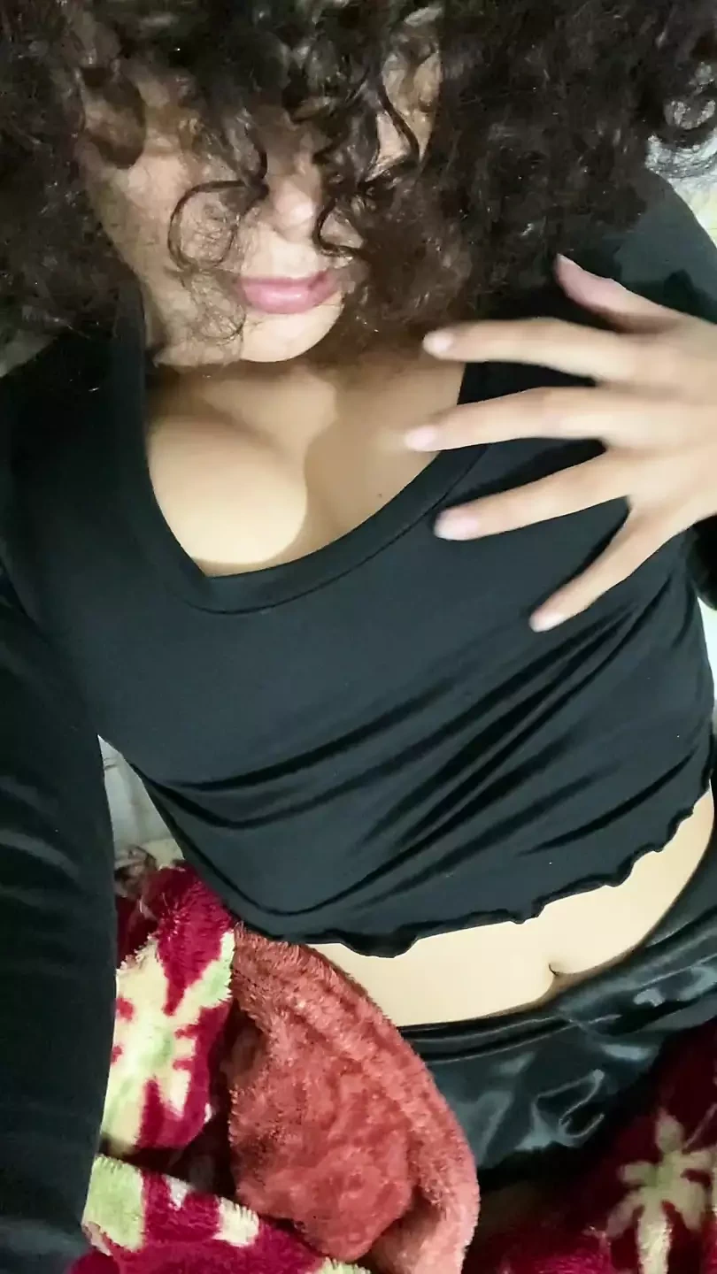 我喜欢一个人手淫，让我的朋友看到，尽管我希望他们在大学里不会认出我