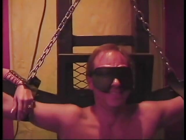 Stud får ögonbindel medan bystig rödhårig latex dom har sin väg med honom