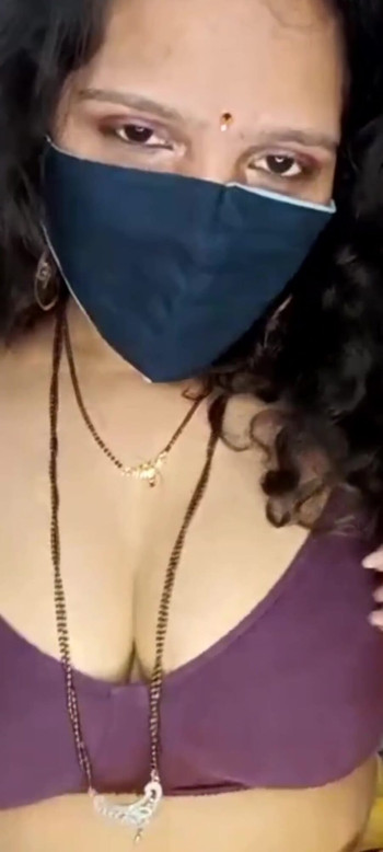 Εκπληκτική στιγμή από το "Desi Indian aunty ki jawani kya mast figure and dirty talks"
