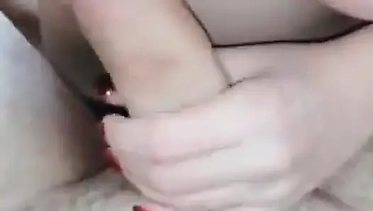 Emma menari dengan toket dan handjob. Tubuh aduhaiku menggoda kontolku