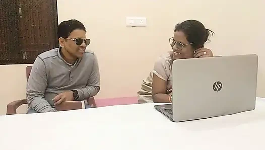 Горячий секс симпатичной Дели ИТ-профессора со студентом дома в Сари