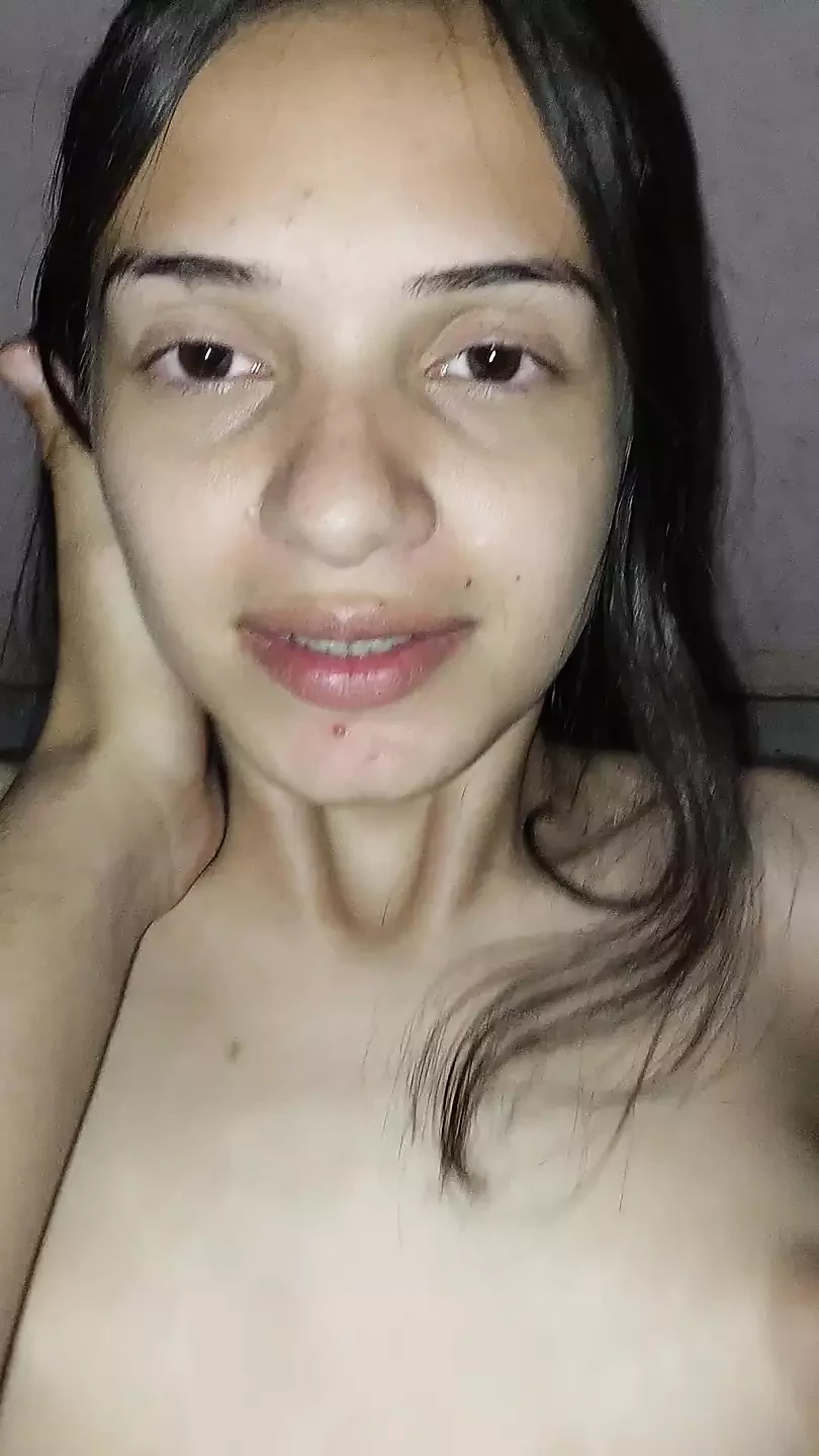 香港的女孩一边跳上男友的鸡巴一边露出她的脸