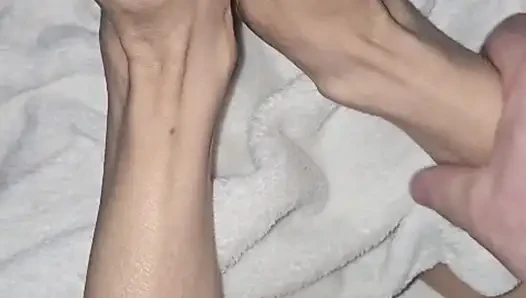 Melove si cewek seksi dengan kaki mungil yang super seksi ini lagi asik muasin memeknya sampai muncrat - close up