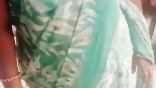 Ehefrau zeigt ihrem ehemann ihren körper und fickt