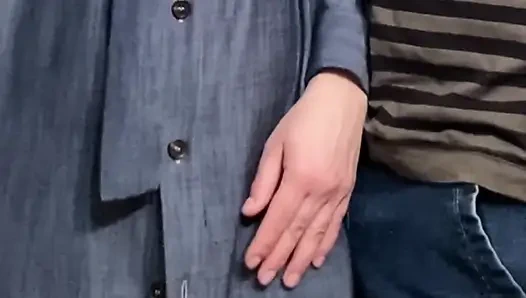 Omg! Старый извращеец трахает пальцами лучшую киску в метро