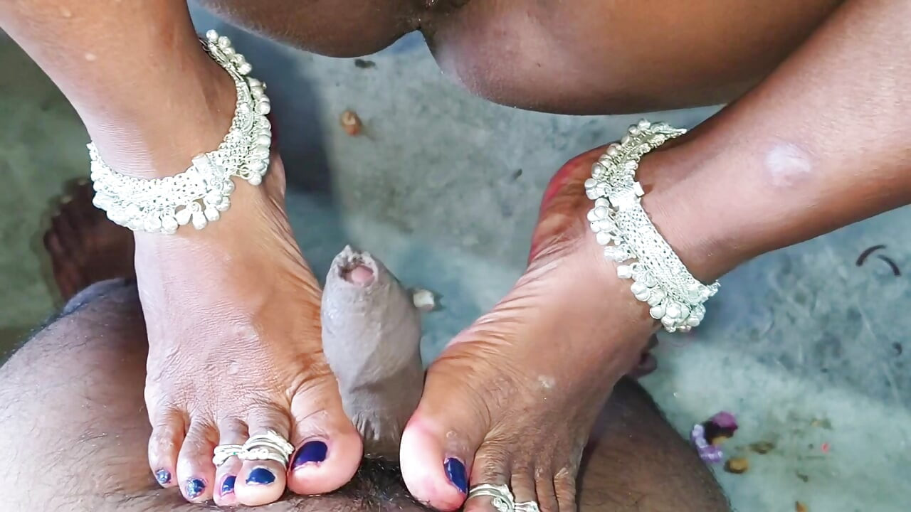 Mătușa vitregă neuncle ke sath romantic mood se labă cu picioarele Kiya . Indiancă desi în sat devar bhabhi futându-se și labă cu picioarele.. Hindi