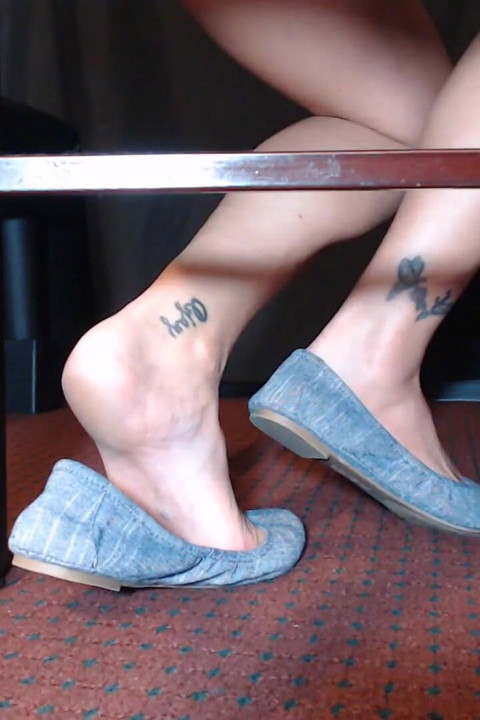 Heather Grey juega con zapatos en el bajo de la falda