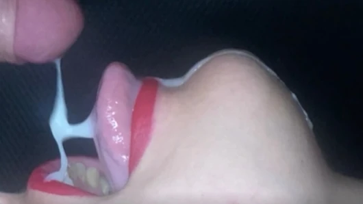 CLOSE UP: Une bouche géniale pour baiser