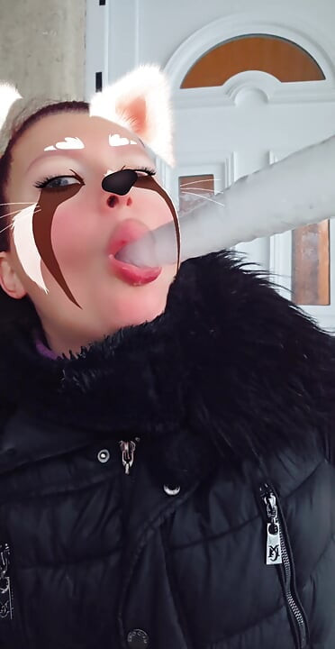 בחורה קינקית אנה ליז מוצצת קרחון סמיך בסתר...