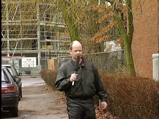 Brunette med kort hår til udendørs interview